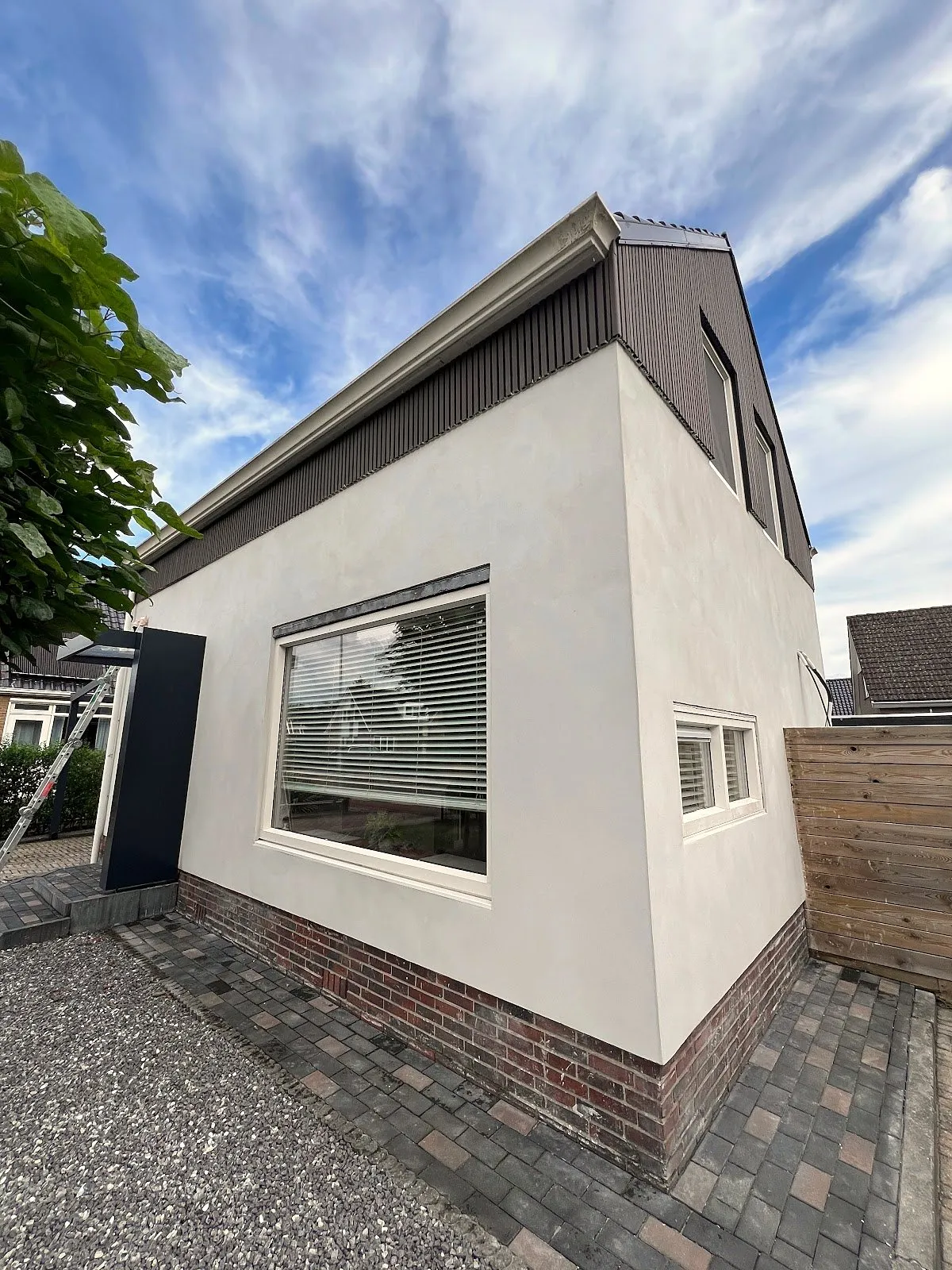 Gevel gestuct, wit opgeleverd