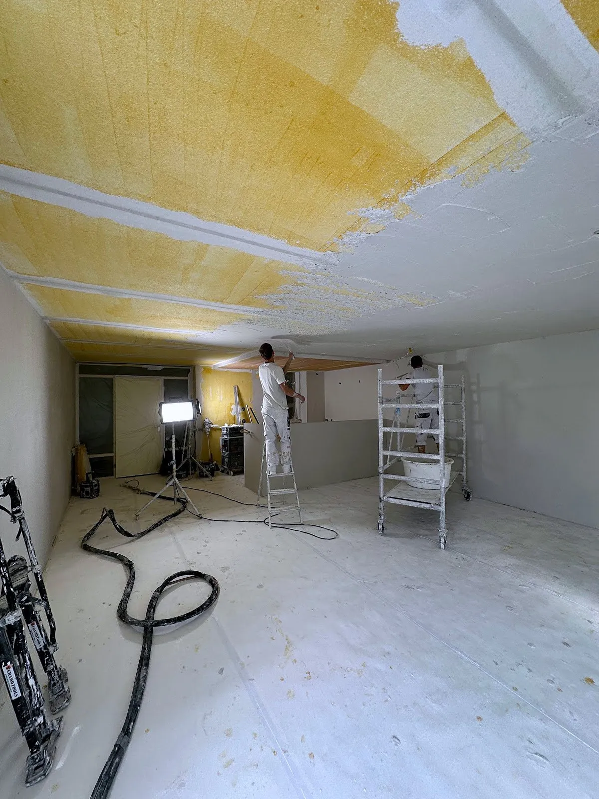 Gestuct plafond met inbouwspots in een woning in Groningen