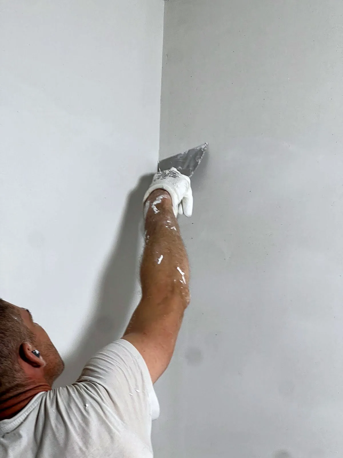 Stukadoor zet een wand glad