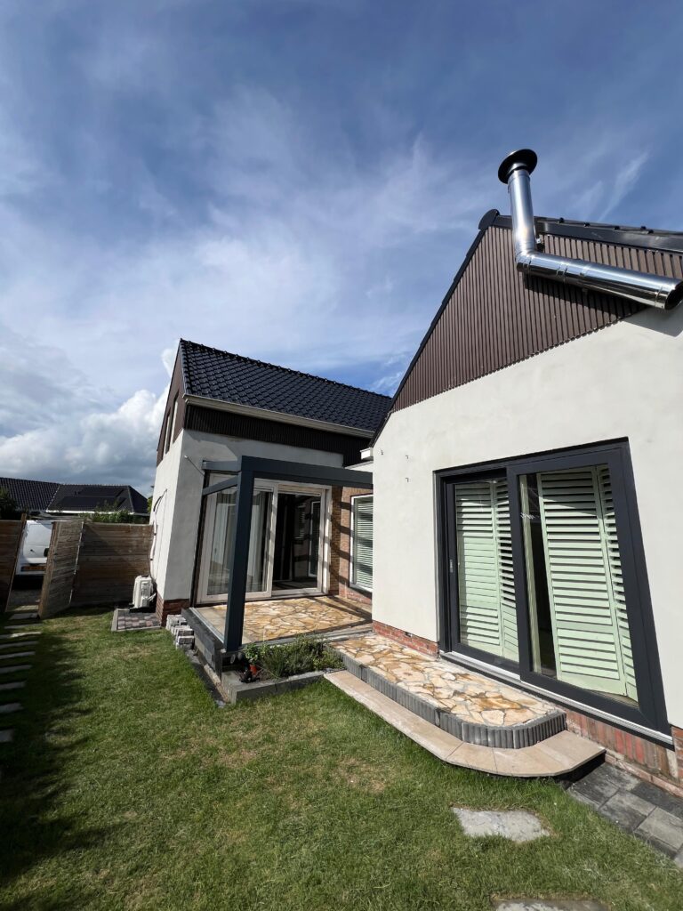 Woning met witte gestucte gevel en tuin