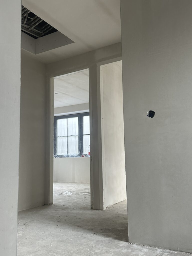 Nieuwbouwwoning in Groningen met gestucte wanden, klaar voor afwerking