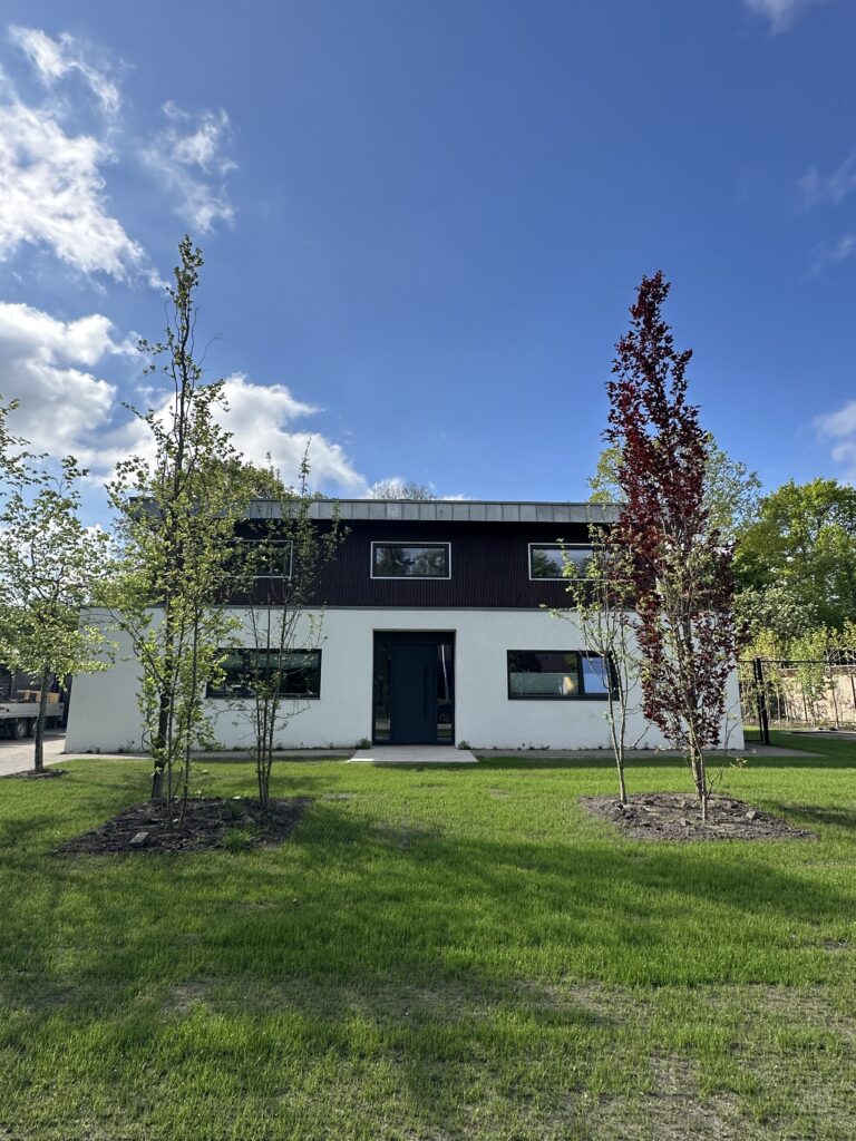 Woning met strak afgewerkte witte gevel, project van Stucfabriek Groningen