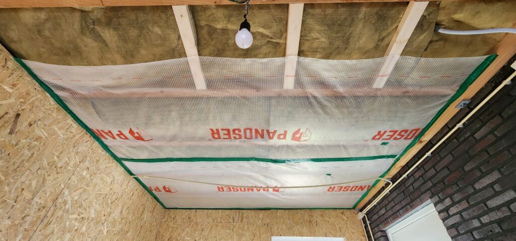 Plafond met isolatie en dampscherm